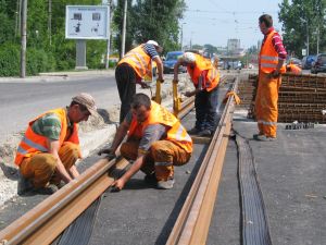 muncitori linii tramvai podu de piatra2