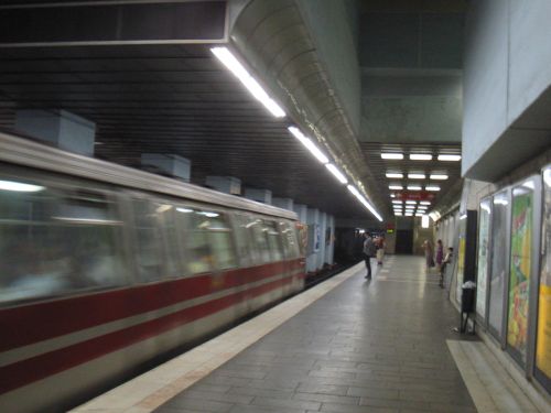 Bucharest_metro_in_station