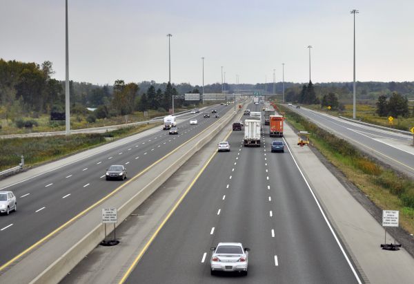 Highway_401_from_Wellington_Road_in_London,_Looking_West_Towards_Highway_402