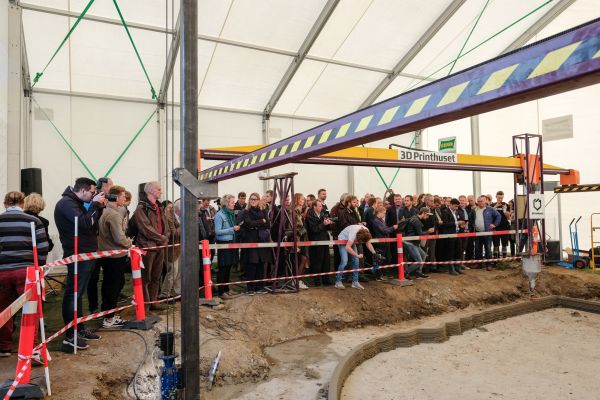 1-attendees-studying-live-3d-printing-of-the-bod