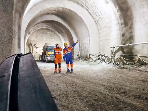 René Bolliger, Leiter Untertagebau DACH bei BASF unterstützte Nicole Kölbener, Bauführerin bei Marti Tunnelbau beim Bau des „Tunnel de Champel“ in Genf, Schweiz. Dank MasterEase konnte Marti Tunnelbau seine Wirtschaftlichkeit um 5% steigern. / Ren